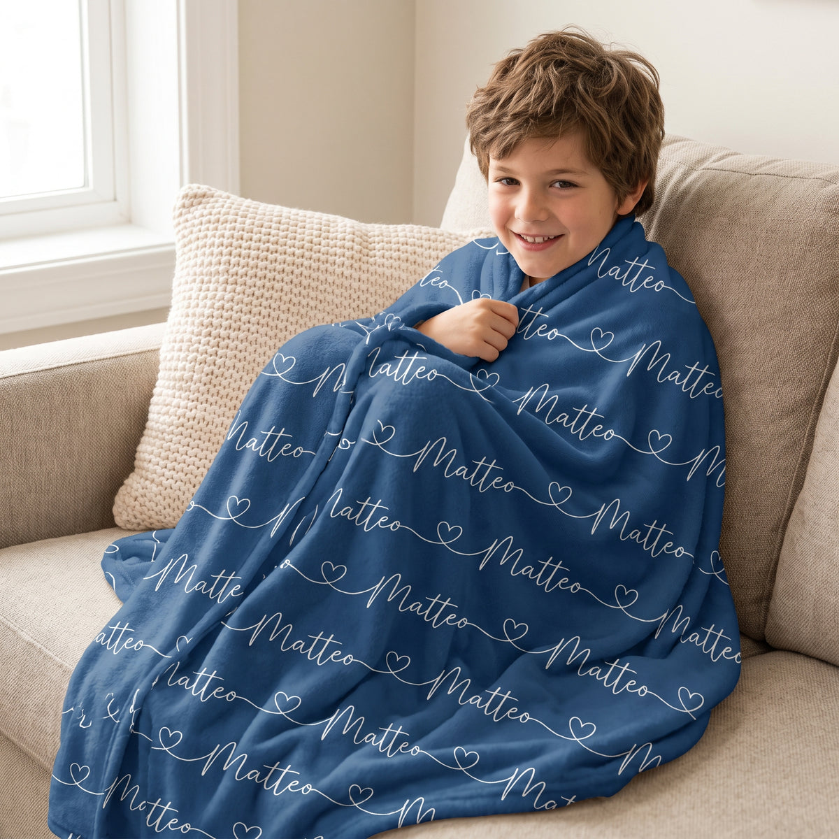 Bambino avvolto nella coperta personalizzata con il suo nome