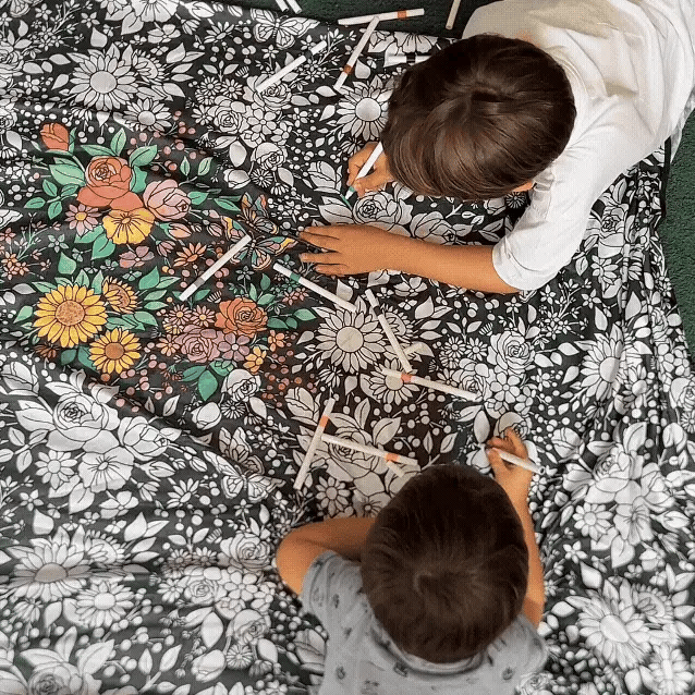 Fratelli colorano insieme