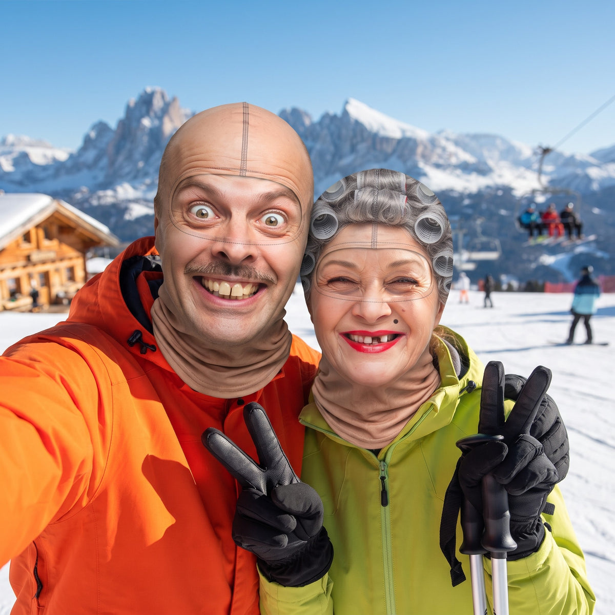 Coppia con passamontagna divertenti sulla neve