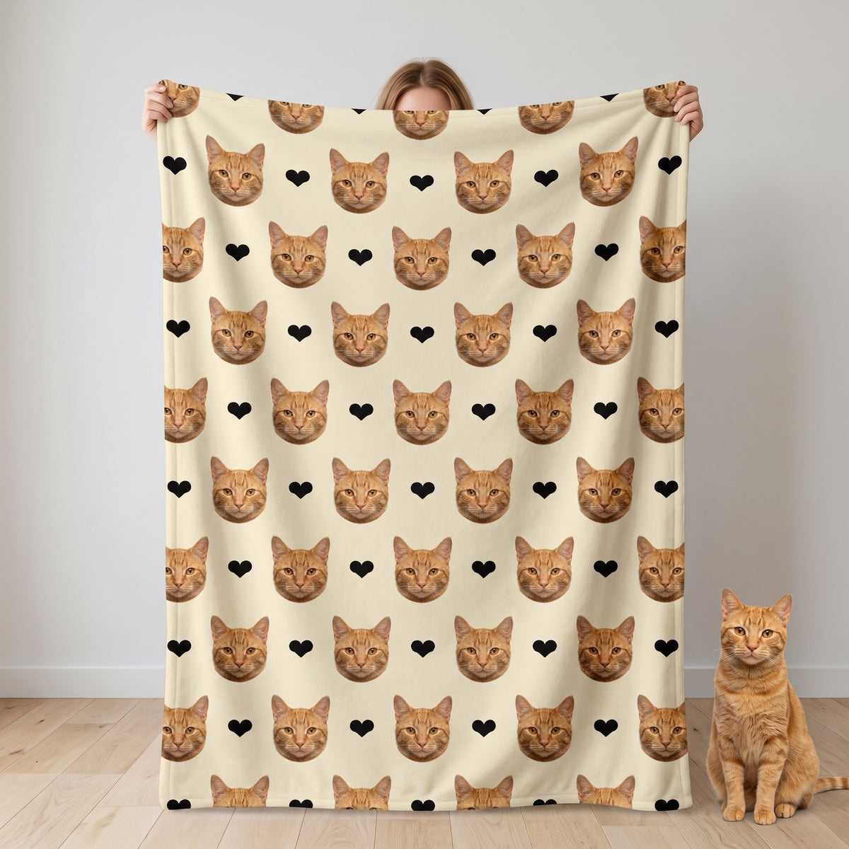 Coperta personalizzata con la foto del gatto ripetuta su sfondo beige con cuori
