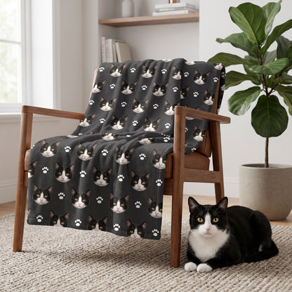 Coperta nera piegata sulla poltrona con il gatto bianco e nero