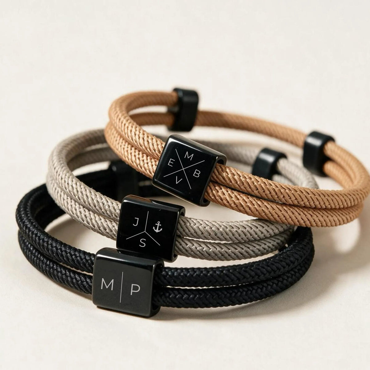 Ormeggio bracciali con iniziali incise