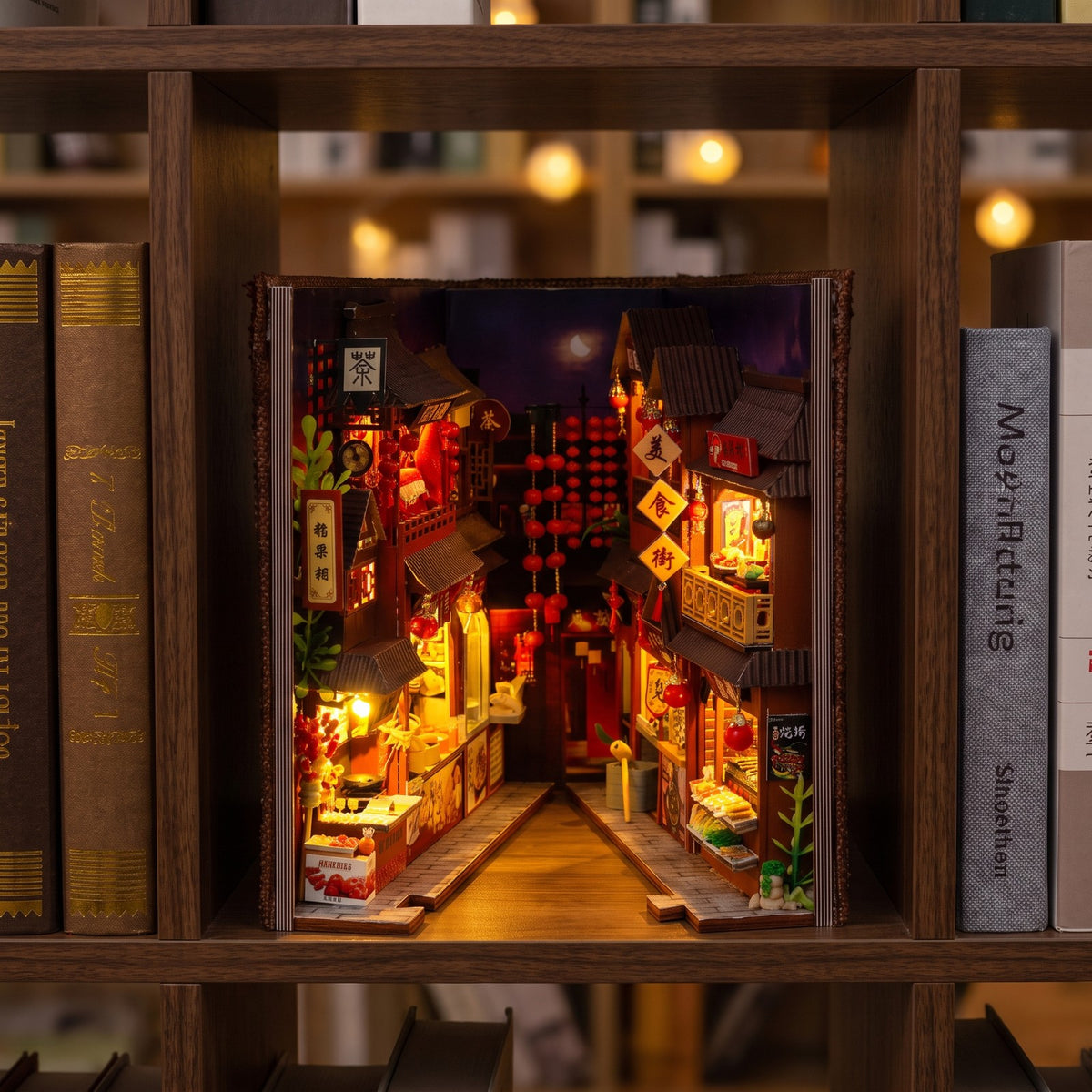 Vicolo d'Oriente book nook illuminato in libreria
