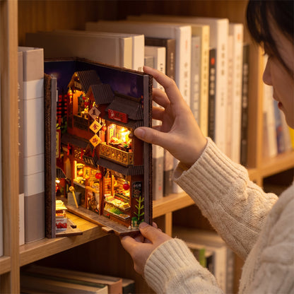 Vicolo d'Oriente tra i libri