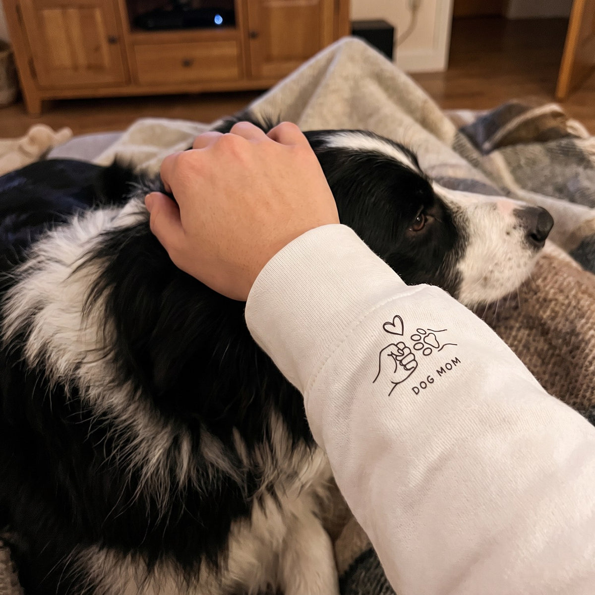 Stampa sulla manica: pugno e zampa con scritta DOG MOM